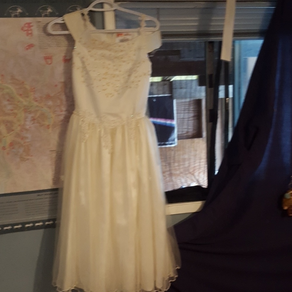 I'm selling a white dress